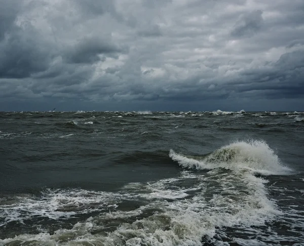 Stürmischer Himmel über einem Meer — Stockfoto