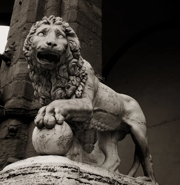 Stenen leeuw standbeeld op piazza della signoria in florence — Stockfoto