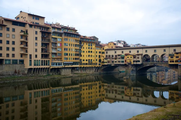 Мост Понте-Веккьо во Флоренции — стоковое фото