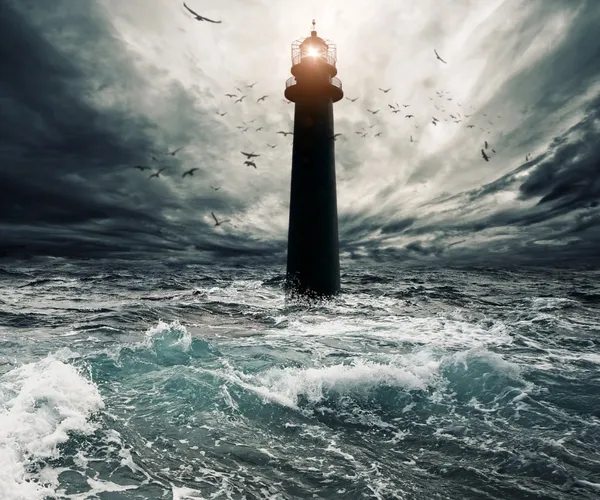 Ciel orageux sur le phare inondé — Photo
