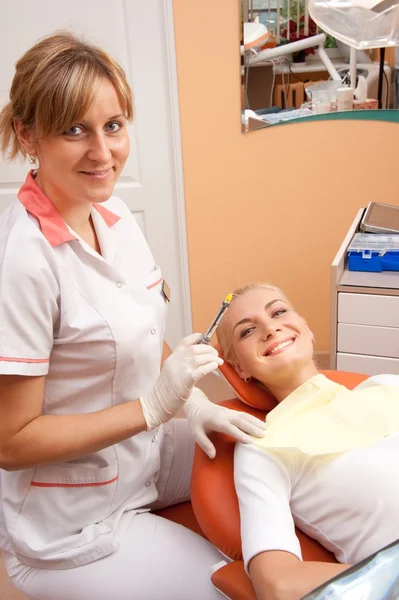 Zahnarzt mit glücklichem Patienten. lizenzfreie Stockfotos