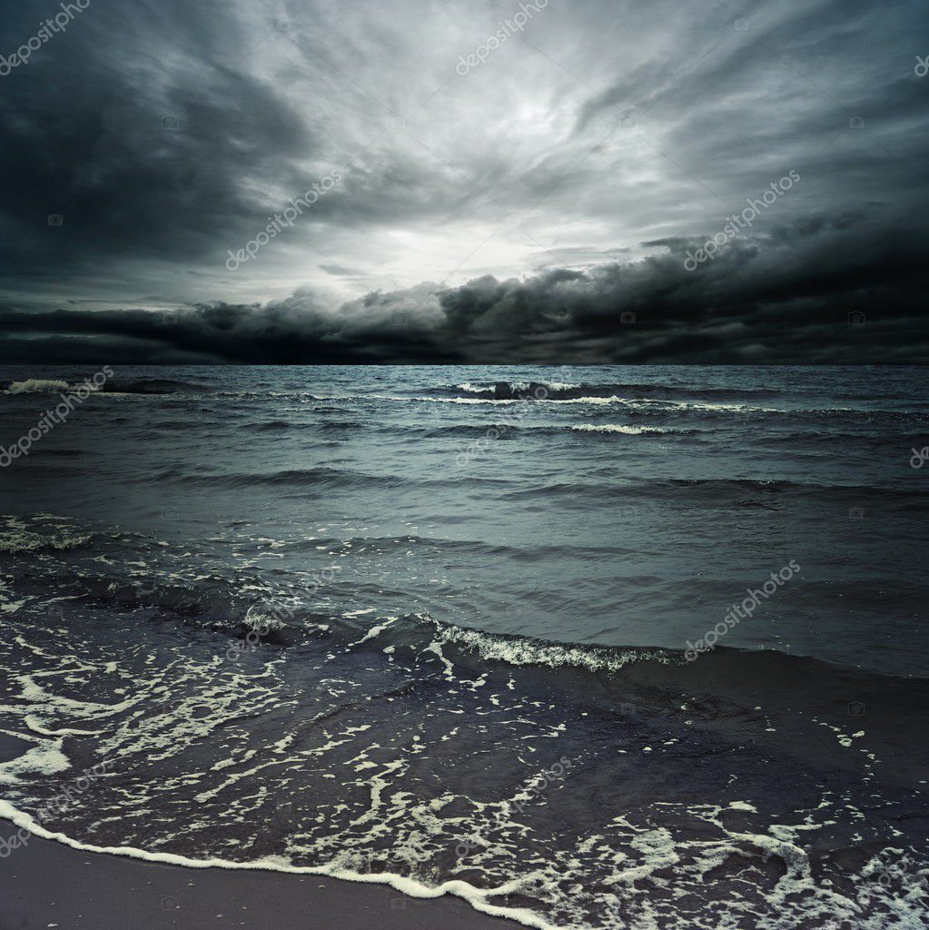 Темный океан Бурные облака над темный океан — Стоковое