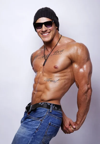 Portarait de hombre muscular posando en estudio — Foto de Stock