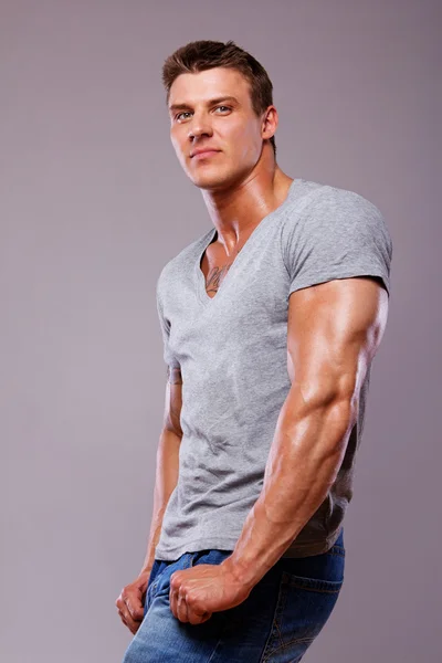Portrait of muscle man posing in studio — Stock Photo, Image