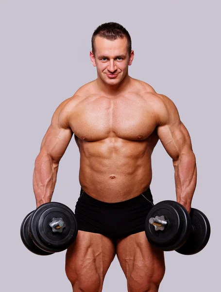 Portret van man poseren in de sportschool — Stockfoto