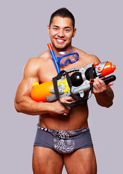 Man playing with water guns in studio — Stock Photo, Image