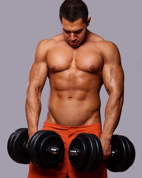 운동 하는 젊은 남자의 초상화 — 스톡 사진