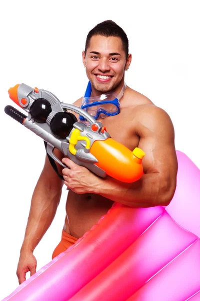 Portret seksowny mężczyzna na plaży z materacem — Zdjęcie stockowe