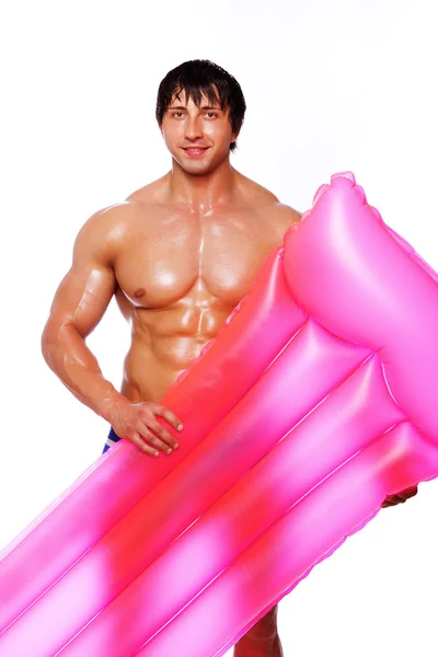 Retrato de hombre sexy posando sobre fondo blanco con mattre rosa — Foto de Stock