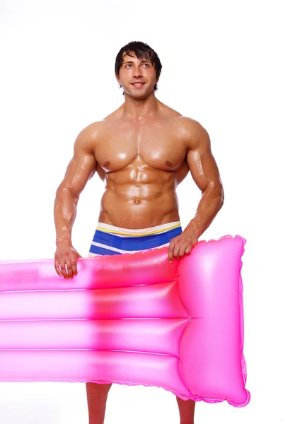 Retrato de hombre sexy posando sobre fondo blanco con mattre rosa — Foto de Stock