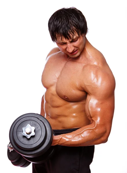 Retrato del hombre musculoso posando en estudio con pesas — Foto de Stock