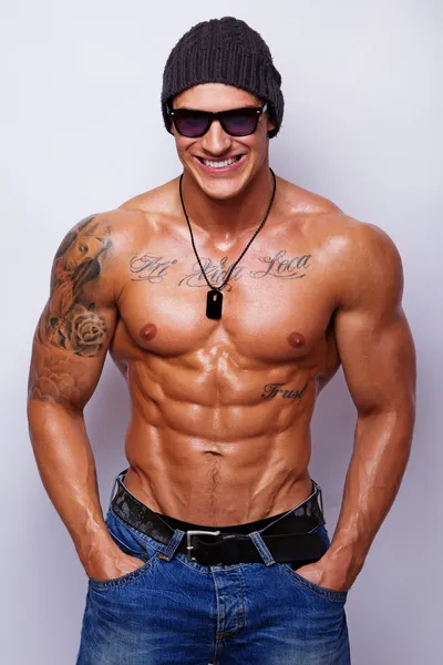 Retrato de sexy muscular homem posando no estúdio — Fotografia de Stock