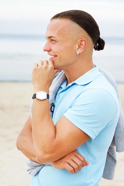 Portret pozowanie na plaży człowiek — Zdjęcie stockowe