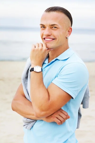 Porträt eines Mannes, der am Strand posiert — Stockfoto
