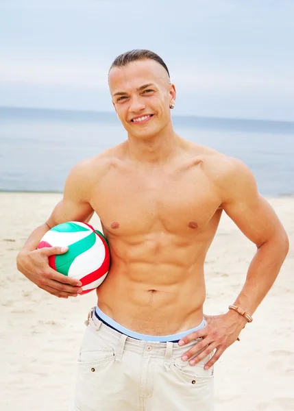 Porträtt av naken man på stranden med boll — Stockfoto