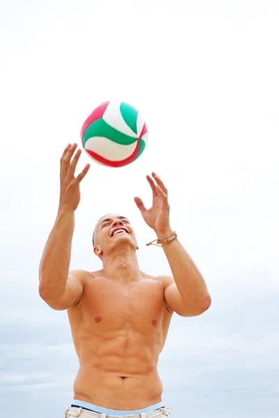 Portrait d'homme nu sur la plage avec balle — Photo