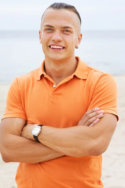 Retrato de hombre posando en la playa — Stockfoto