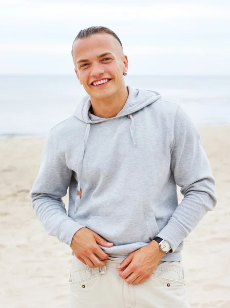 Portrét móda člověka pózuje na pláži — Stock fotografie