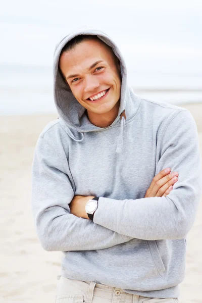 Portret van mode man die zich voordeed op het strand — Stockfoto