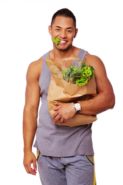 Retrato de homem saudável posando em estúdio com salada — Fotografia de Stock