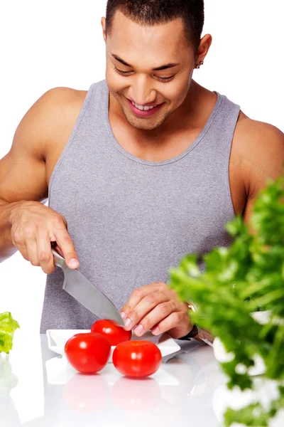 Ritratto di uomo in camicia grigia che va a mangiare pomodoro — Foto Stock