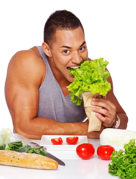 Portret van spier man poseren in studio met voedsel — Stockfoto