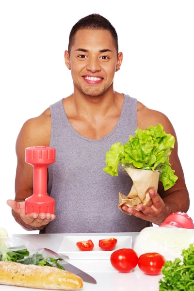 Portrait d'un homme en bonne santé posant en studio avec salade — Photo