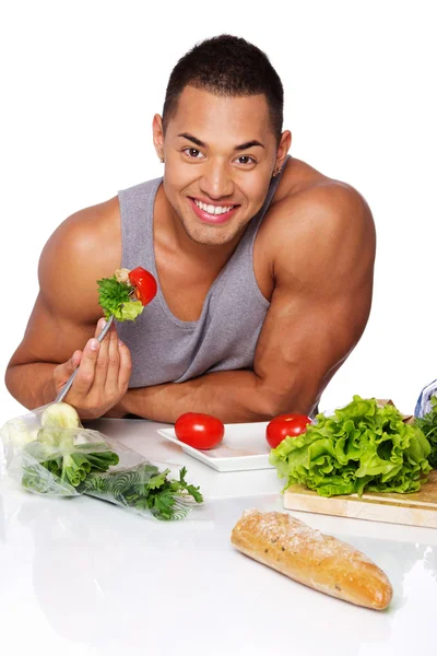 Retrato del hombre musculoso posando en estudio con comida —  Fotos de Stock