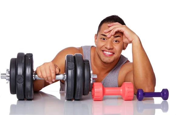 Retrato del hombre musculoso posando en estudio con pesas —  Fotos de Stock