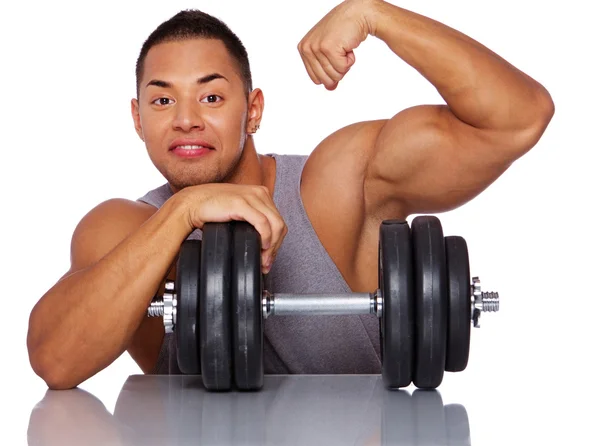 Retrato de homem muscular posando em estúdio com halteres — Fotografia de Stock