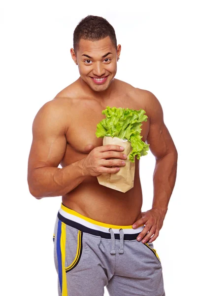 Portret van knappe man die zich voordeed op witte achtergrond met salade — Stockfoto