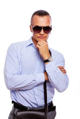 Studio beyaz üzerine poz yakışıklı bir adam portresi arka plan wi