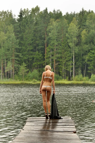 Mulher embelezada em roupa interior no litoral do lago . — Fotografia de Stock