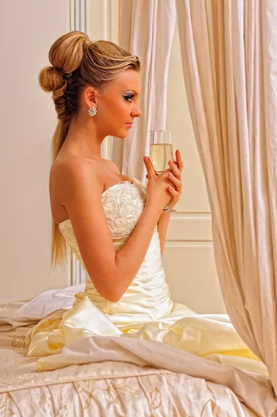 A noiva com copo de champanhe no inteior luxuoso . — Fotografia de Stock
