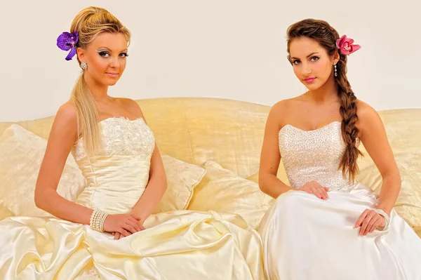 Dvě krásné nevěsty ve svatební šaty. — Stock fotografie