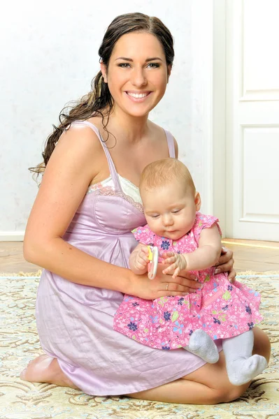 Красивая мать с новорожденным ребенком . — стоковое фото