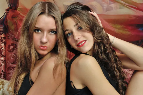 Portret van een twee mooie vrouwen in luxe interieur. — Stockfoto