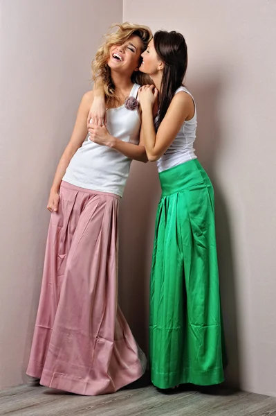 Két gyönyörű nő pózol egy díszes ruhák — Stock Fotó