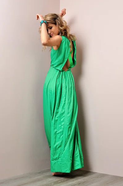 Portret van de mooie vrouw in een lange groene jurk. — Stockfoto