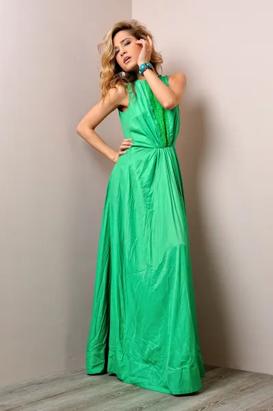 Porträtt av den vackra kvinnan i en lång grön klänning. — Stockfoto