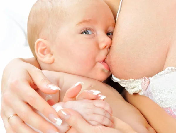 Красивая мать кормит своего новорожденного ребенка — стоковое фото