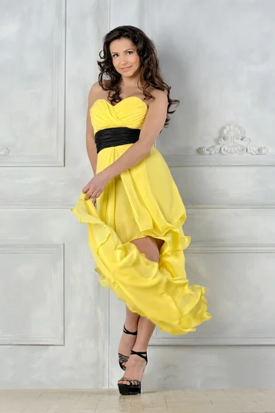 Красива жінка в жовтій вечірній сукні . — стокове фото