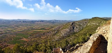 eski kalenin üst görünümden dağlara. Alcala de xivert