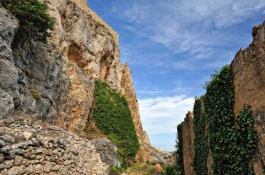 Alt görünümü dağlar ve gökyüzü. Morella, İspanya.