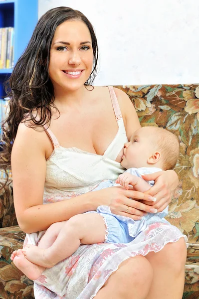 Красивая мать кормит своего новорожденного ребенка — стоковое фото