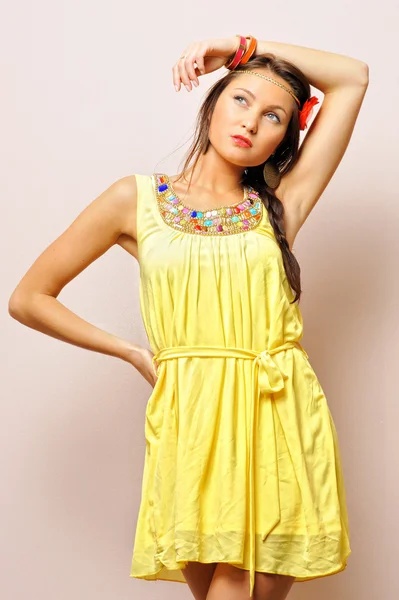 Piękna kobieta w żółtej sukience — Zdjęcie stockowe