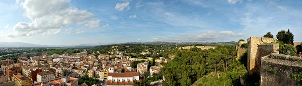 Panorama von der Burg Tortosa auf die Stadt abd Berge. — Stockfoto