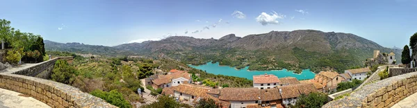 Guadalest in Spain. Panorama of the castle and the mountains. — Stock Photo, Image