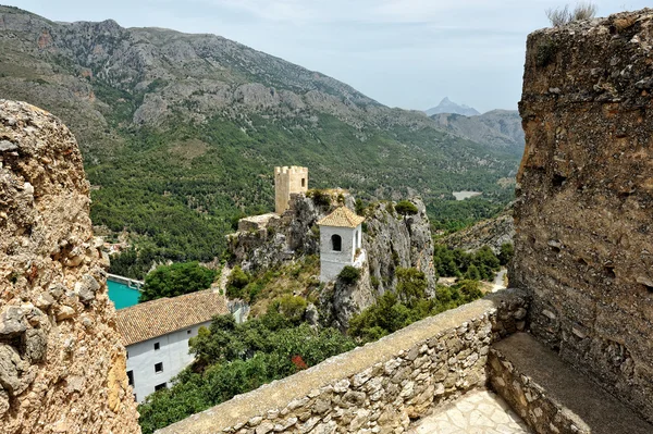 Guadalest in Spagna. Vista dall'alto del castello e delle montagne . — Foto Stock