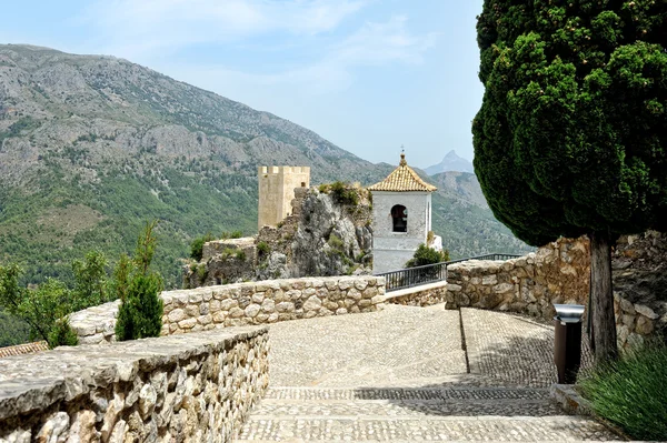 Guadalest in Spanje. bovenaanzicht van het kasteel en de bergen. — Stockfoto